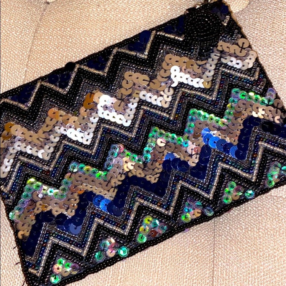 Beautiful Sequined Zig-Zag Patterned Wristlet - image 2